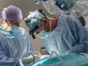 Lékaři z Brna vrátili sluch roční Lauře. K operaci použili robotické rameno