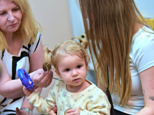 Lékaři z Brna vrátili sluch roční Lauře. K operaci použili robotické rameno