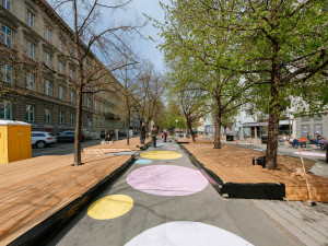 Parkoviště na brněnské Jarošce nahradily lavičky, zeleň a relaxační molo