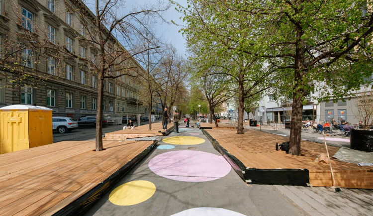 Parkoviště na brněnské Jarošce nahradily lavičky, zeleň a relaxační molo