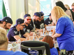 Na autogramiádu mistrovské Komety v Brně přišly stovky fanoušků