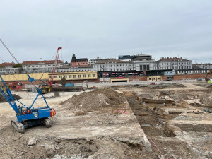 VIDEO: Dělníci odklidili sutiny ze zbouraného Prioru. Většina materiálu se zrecykluje
