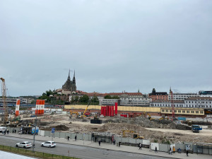 VIDEO: Dělníci odklidili sutiny ze zbouraného Prioru. Většina materiálu se zrecykluje