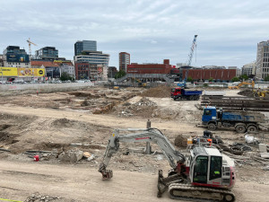 VIDEO: Dělníci odklidili sutiny ze zbouraného Prioru. Většina materiálu se zrecykluje