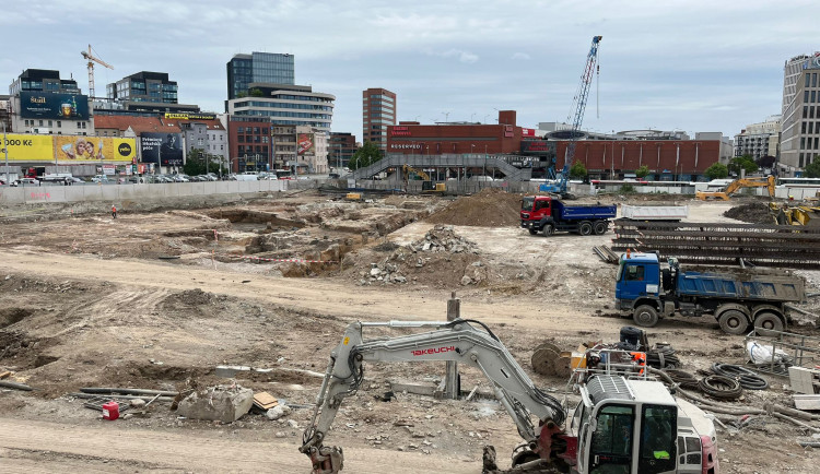 VIDEO: Dělníci odklidili sutiny ze zbouraného Prioru. Většina materiálu se zrecykluje