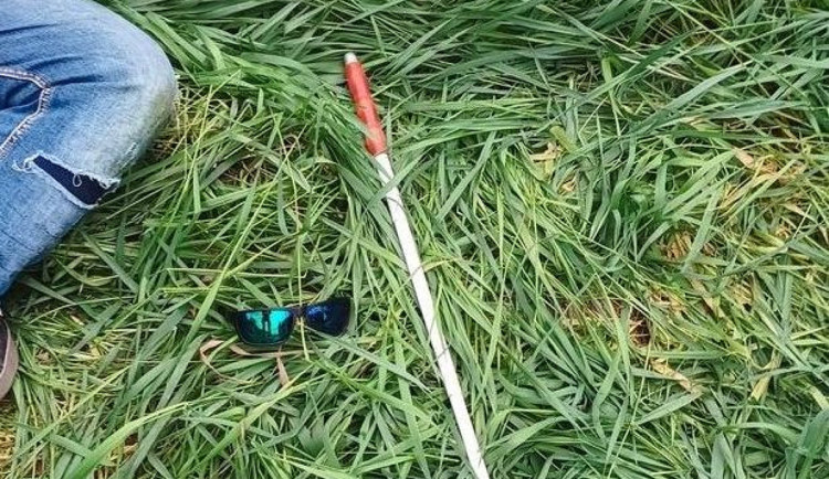 Muž v Olomouci předstíral slepotu, od kolemjdoucích žen chtěl pomoct s močením