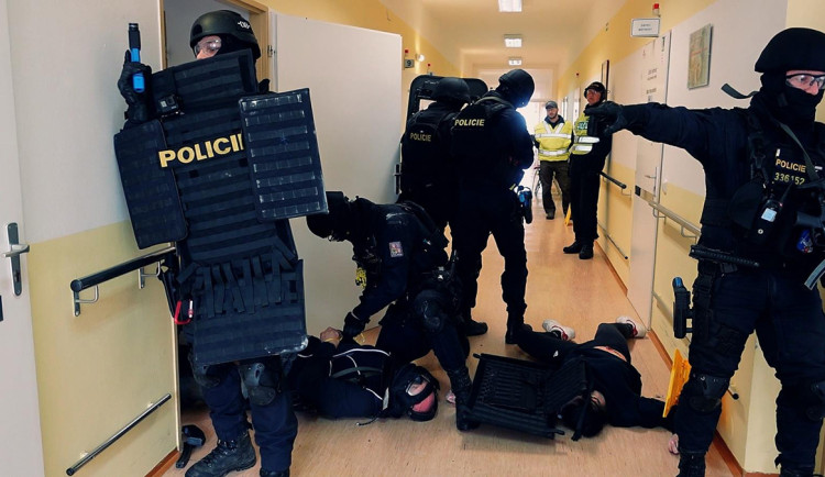 VIDEO: Policejní akce v šumperské nemocnici: proběhne cvičný zásah proti ozbrojenému agresorovi