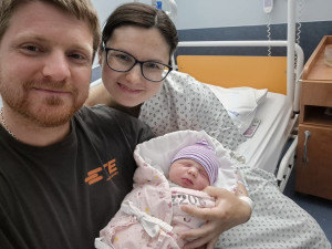 Liliance se chtělo na svět dříve. Maminka rodila doma na zemi, asistovali záchranáři