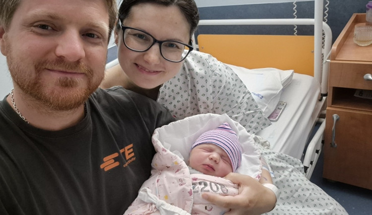 Liliance se chtělo na svět dříve. Maminka rodila doma na zemi, asistovali záchranáři