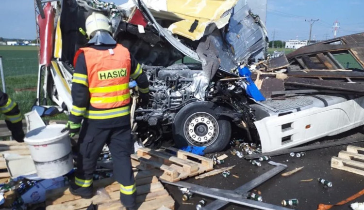 Na dálnici D2 u Brna havaroval kamion, do Bratislavy se řidiči nedostanou