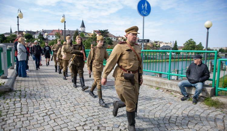 FOTOGALERIE: Vojenská kolona i bojové akce u řeky Bečvy. Přerov slavil Den vítězství