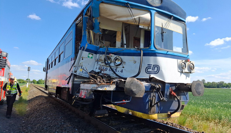 Srážka vlaku a náklaďáku na přejezdu u Olomouce. Strojvedoucí utrpěl zranění
