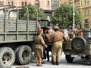 FOTO: Brno vzpomíná na konec války. Na náměstí Svobody parkují sovětské tanky