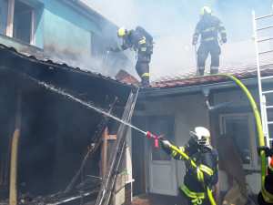 V Těšanech hořel rodinný dům, škoda je čtyři miliony. Při zásahu se zranil hasič