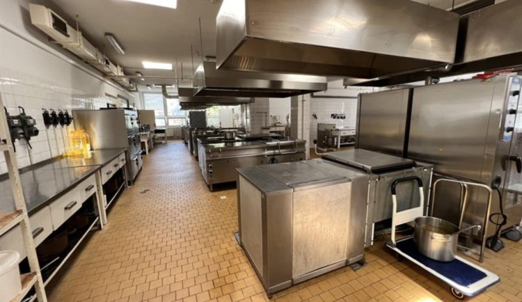 Rekonstrukce jídelny v Hustopečích vyjde na 73 milionů, vaří pro školáky z okolí