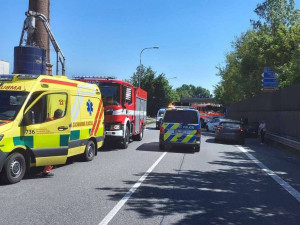 Na obchvatu Slavkova se srazil autobus s autem, řidič auta je těžce zraněný