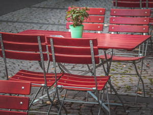 Muži z Brna se nelíbilo, jak jiný spoluobčan parkuje. Přetáhl ho proto židlí