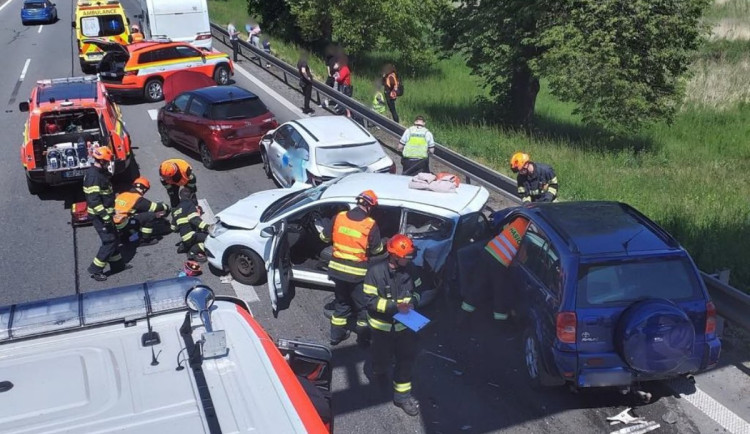 Kolize pěti aut uzavřela dálnici D2 těsně před Brnem, tvoří se kolony
