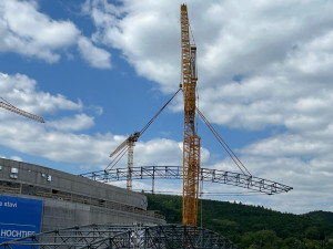Stavaři usazují střechu na multifunkční halu. Povolali největší evropský jeřáb