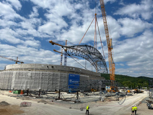 Stavaři usazují střechu na multifunkční halu. Povolali největší evropský jeřáb