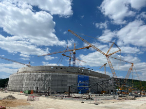 Stavaři usazují střechu na multifunkční halu. Povolali největší evropský jeřáb