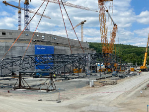 Stavaři usazují střechu na multifunkční halu. Povolali největší evropský jeřáb