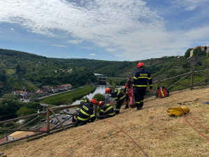 Neopatrná turistka se ve Znojmě zřítila z hradeb. Vyprostit ji museli lezci