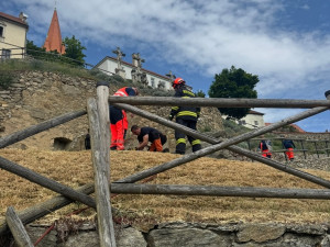 Neopatrná turistka se ve Znojmě zřítila z hradeb. Vyprostit ji museli lezci