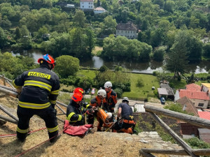 Neopatrná turistka se ve Znojmě zřítila z hradeb. Vyprostit ji museli lezci