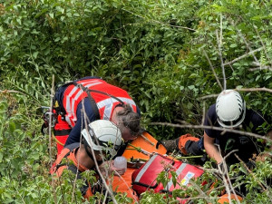 Neopatrná turistka se ve Znojmě zřítila z hradeb. Vyprostit ji museli lezci