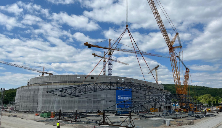 Stavaři usazují střechu na multifunkční halu. Povolali největší evropský jeřáb