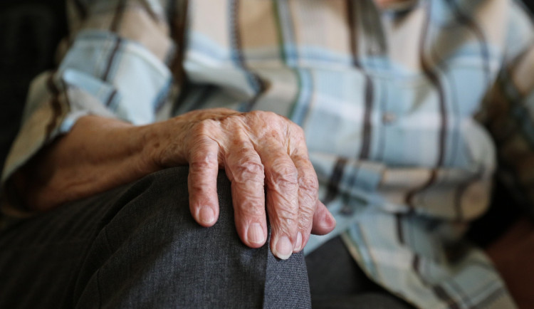 Seniorka z Vyškovska chtěla investovat, místo toho ji podvodníci oškubali o miliony