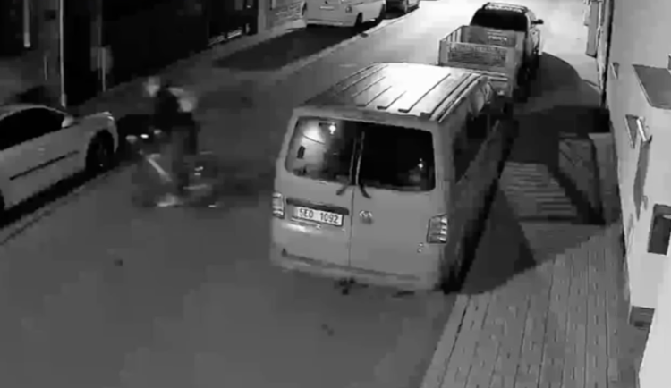 Cyklista naboural do auta a odešel. Pátrá po něm policie