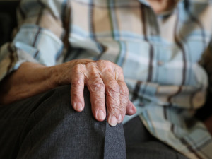 Seniorka z Vyškovska chtěla investovat, místo toho ji podvodníci oškubali o miliony