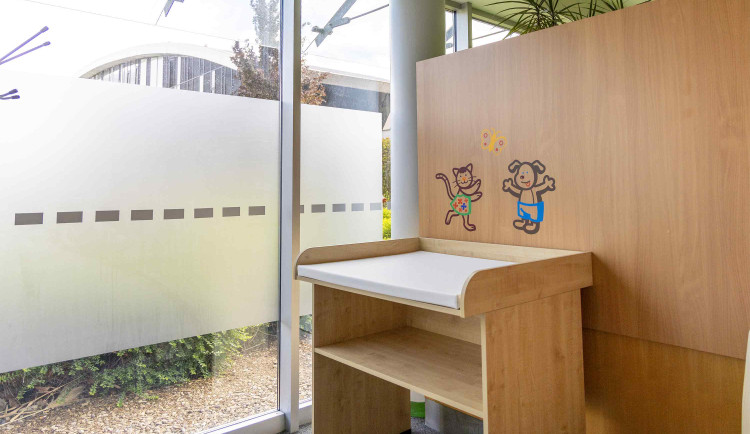 V hradecké nemocnici mají nové přátelské místo pro kojící maminky