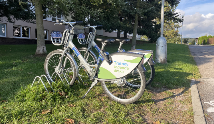 Trutnov šlape do pedálů, rozšiřuje nabídku sdílených kol na stovku
