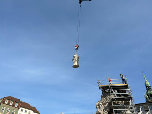 VIDEO: Odborníci na kašnu Parnas znovu usadili sochu Evropy, jde o repliku