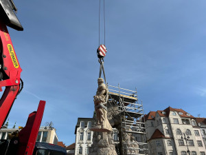 VIDEO: Odborníci na kašnu Parnas znovu usadili sochu Evropy, jde o repliku