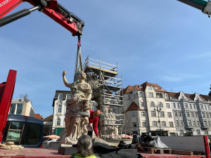 VIDEO: Odborníci na kašnu Parnas znovu usadili sochu Evropy, jde o repliku