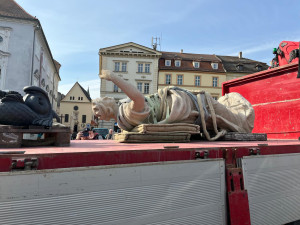 VIDEO: Odborníci na kašnu Parnas znovu usadili sochu Evropy, jde o repliku