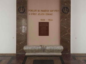 Nadšenci mapují pamětní desky na nádražích, zaměřují se na padlé železničáře