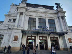 Nadšenci mapují pamětní desky na nádražích, zaměřují se na padlé železničáře