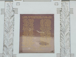 Nadšenci mapují pamětní desky na nádražích, zaměřují se na padlé železničáře