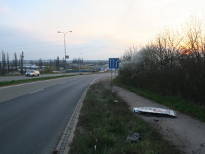 Zdrogovaný řidič prorazil ve vysoké rychlosti svodidla. Policisté hledají svědky