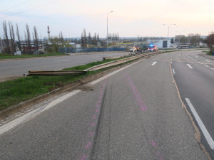 Zdrogovaný řidič prorazil ve vysoké rychlosti svodidla. Policisté hledají svědky