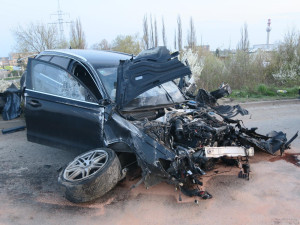 Zdrogovaný řidič prorazil ve vysoké rychlosti svodidla. Policisté hledají svědky