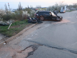 Zdrogovaný řidič prorazil ve vysoké rychlosti svodidla. Policisté hledají svědky