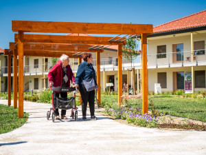 Terapeutická zahrada v Sokolnicích pomáhá seniorům trávit čas venku