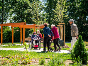 Terapeutická zahrada v Sokolnicích pomáhá seniorům trávit čas venku
