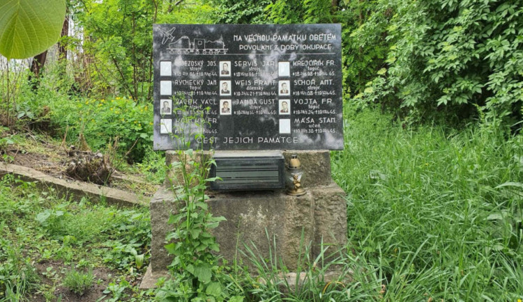 Nadšenci mapují pamětní desky na nádražích, zaměřují se na padlé železničáře